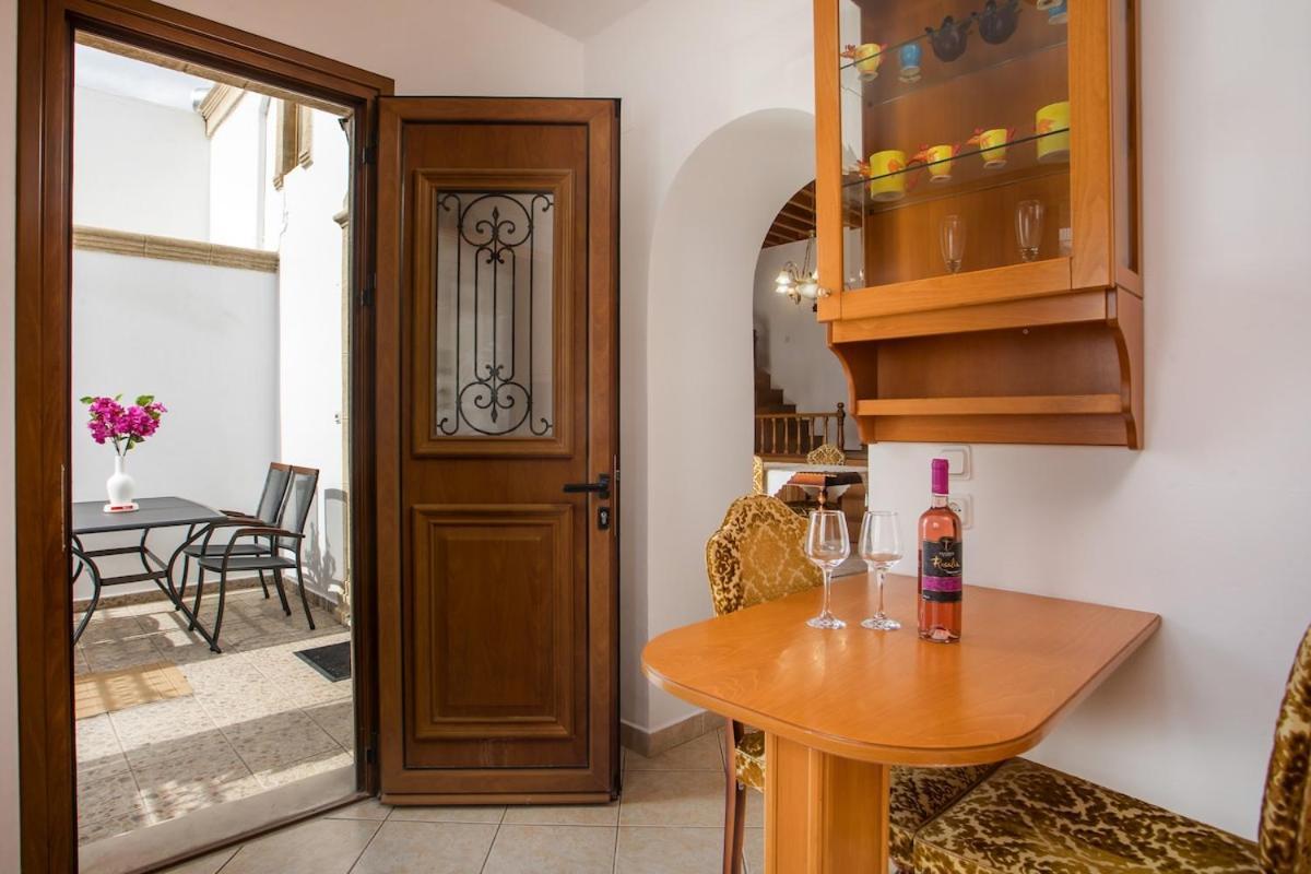 Socrates Traditional House * Charaki