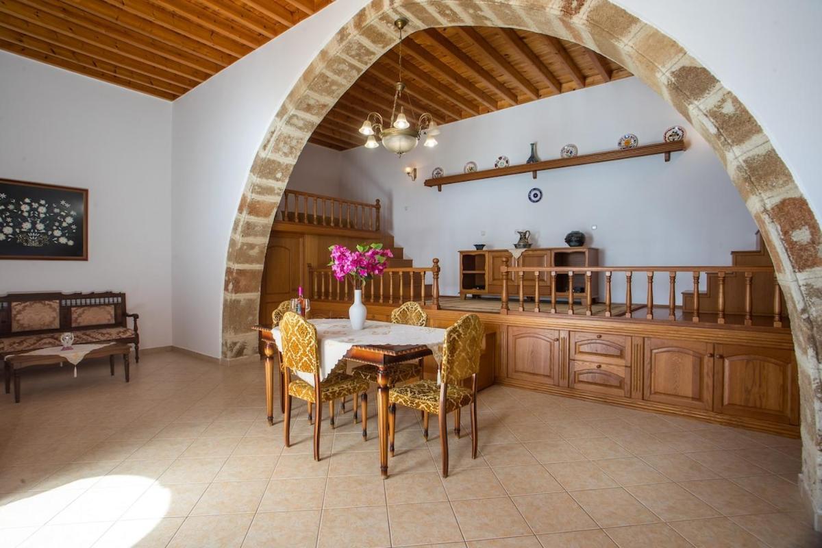 Socrates Traditional House * Charaki